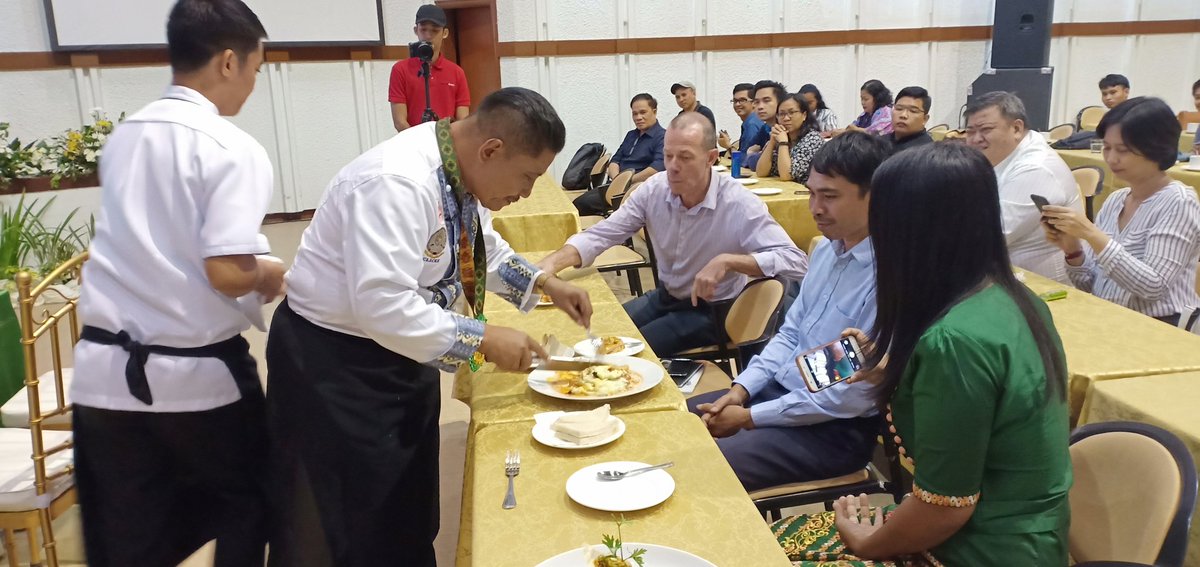 SEACEC1's tweet photo. Day 4: Chef Boy Logro serving the plenary speakers with his Pan-Grilled Pork Tenderloin Tessinoise serve with Hollandaise Coffelatte Sauce. https://t.co/W7kpzmN175