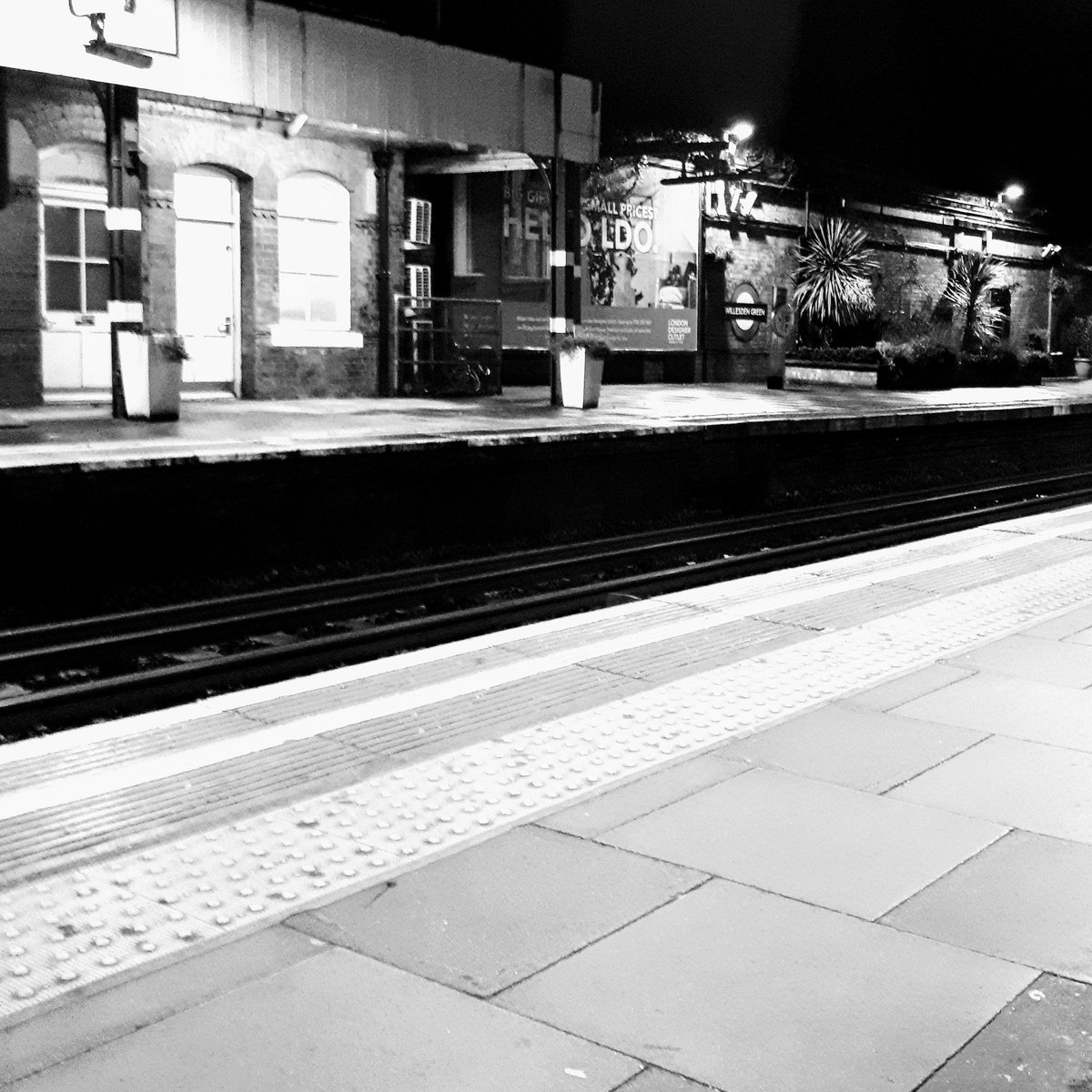 BrianDavidson6's tweet photo. #quietnight #emptyplatform #blackandwhitephotography https://t.co/CNZFzXGeJW