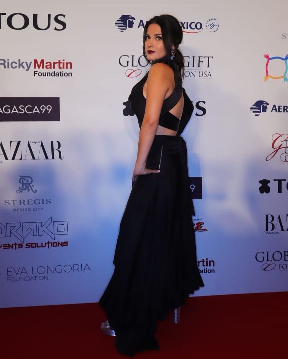PMaitepb's tweet photo. Power Maite Perroni 😍❤💥
#VIAIG @erickmorenohair 
con @MaiteOficial 
.
.
.
#TheGlobalGiftGala #MaitePerroni #Makeupbyponcho @zulalfo #peloyo💇 #erickmorenohair #mpworld #tqm https://t.co/GKlGElQWW6
