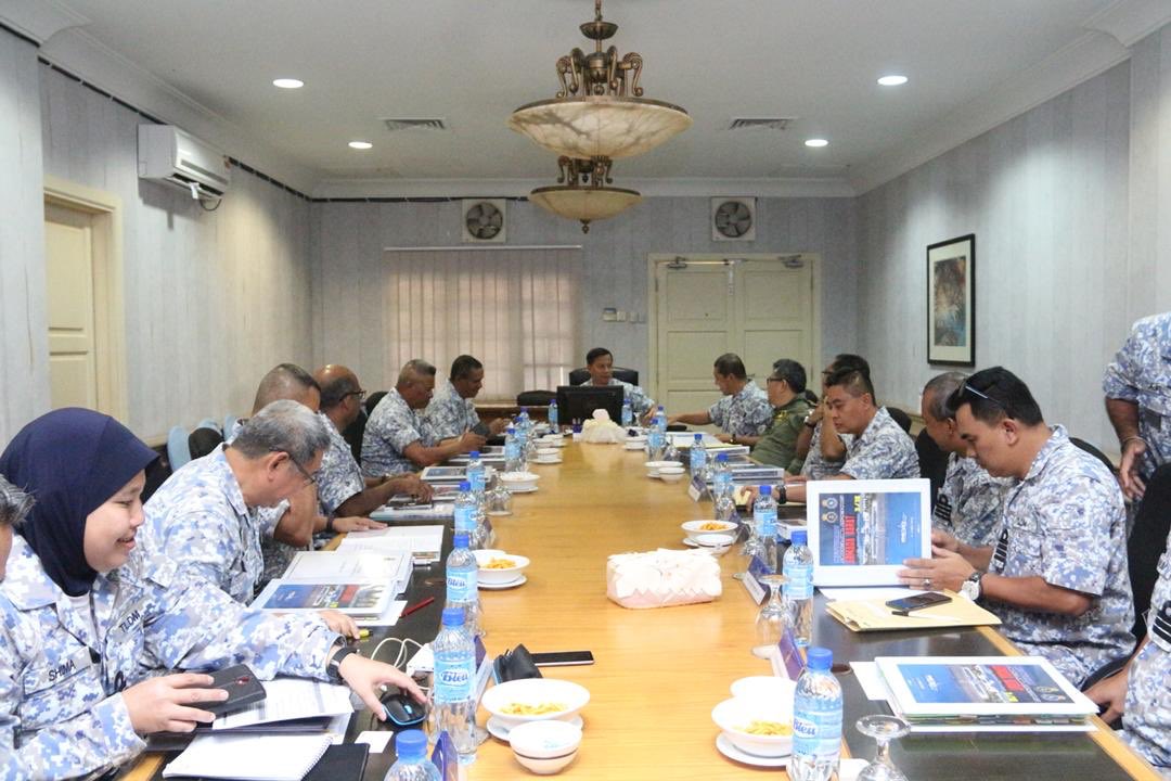 HQ Western Fleet (@mpa_barat) on Twitter photo Berlangsung selama 3 hari bermula 3-5 Oktober, Panglima Armada Barat bersama Panglima2 di bawah unit naungan <a href="/MPA_Barat/">HQ Western Fleet</a> bermusyawarah di <a href="/KDSI_rasmi/">KD SULTAN ISMAIL</a> Tjg Pengelih. Mesyuarat Panglima Operasi Siri 3/18 memfokuskan isu2 semasa berkaitan operasi & keselamatan.
#NavyPeople
#NavyNews Berlangsung selama 3 hari bermula 3-5 Oktober, Panglima Armada Barat bersama Panglima2 di bawah unit naungan <a href="/MPA_Barat/">HQ Western Fleet</a> bermusyawarah di <a href="/KDSI_rasmi/">KD SULTAN ISMAIL</a> Tjg Pengelih. Mesyuarat Panglima Operasi Siri 3/18 memfokuskan isu2 semasa berkaitan operasi & keselamatan.
#NavyPeople
#NavyNews