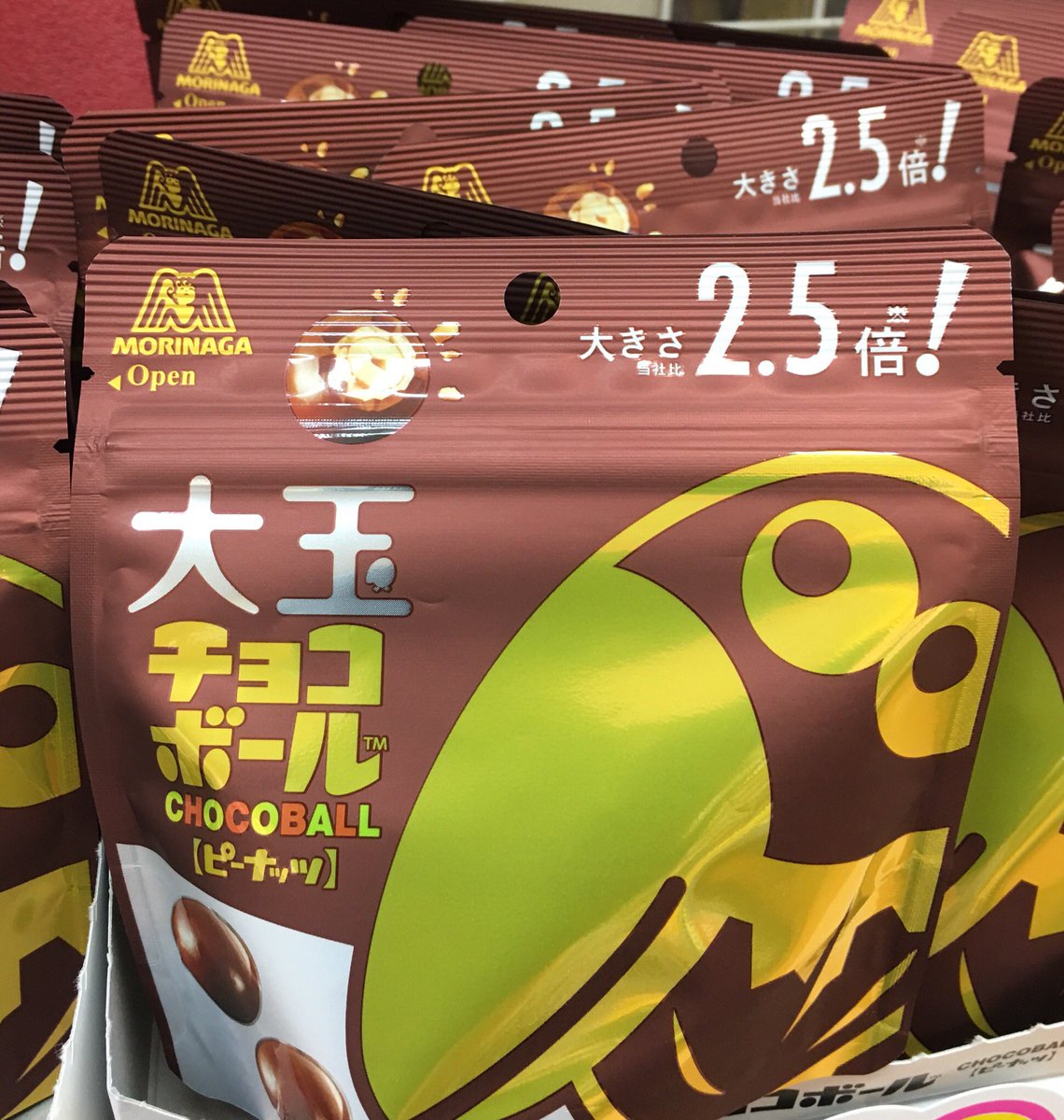 二木の菓子 福生店 Twitterren 大玉チョコボール ホワイト も入荷しました 金のチョコ玉 が入ってたら超 ラッキー 早速2個購入 たった今開封した結果 でも 通常の チョコボール と比べてみたら しかし めちゃくちゃデカいのが3つも 得した気分