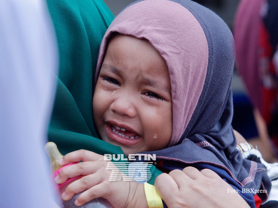 BuletinTV3's tweet photo. #Tragedi Suasana hiba ketika enam jenazah anggota bomba yang terkorban dalam operasi mencari dan menyelamat,tiba di perkarangan Balai Bomba &amp; Penyelamat Seksyen 15, Shah Alam, sebelum semua jenazah di bawa pulang ke kampung halaman masing-masing untuk dikebumikan. Foto: BBXpress https://t.co/elVgTkGHC4