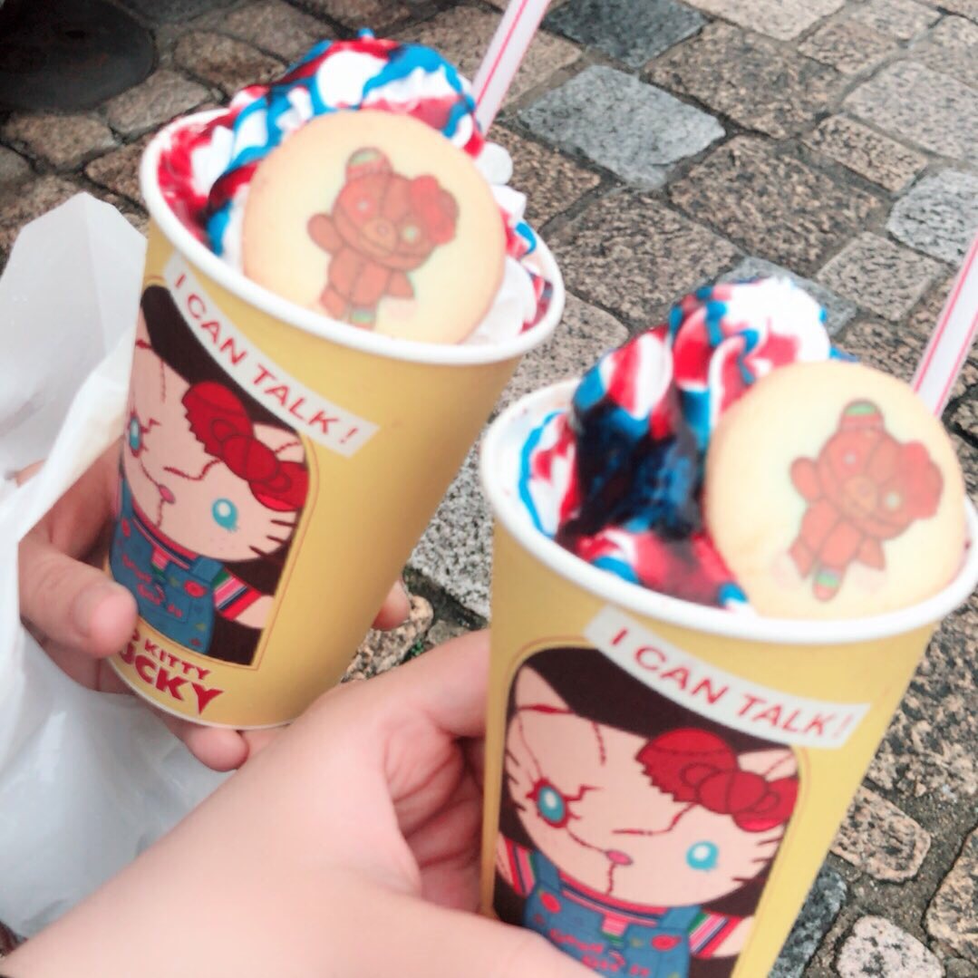 SCANDAL_0716's tweet photo. ユニバ来た❤💙 https://t.co/hXmWdxkRci