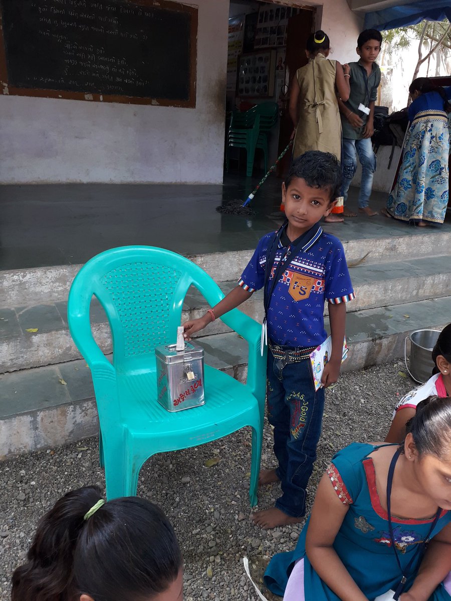 KumbhariyaS's tweet photo. ધોરણ 1 નો વિદ્યાર્થી અક્ષય અનિલભાઈ ડાબસરા તરફથી જન્મદિવસ નિમિતે શાળાના અક્ષયપાત્ર માં ₹ 50 ની ભેટ.
જન્મદિવસ ની શુભેચ્છા. https://t.co/EIk3P8F2Nt