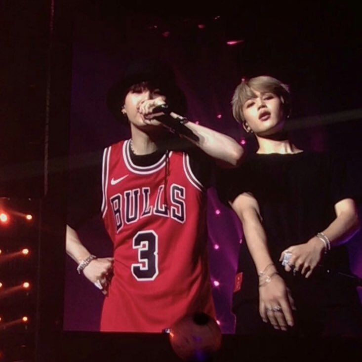 CrystalVlossom's tweet image. I knew I’ve seen it before 🤔

Favorite Social Artist #AMAs⁠ ⁠⁠ @BTS_twt