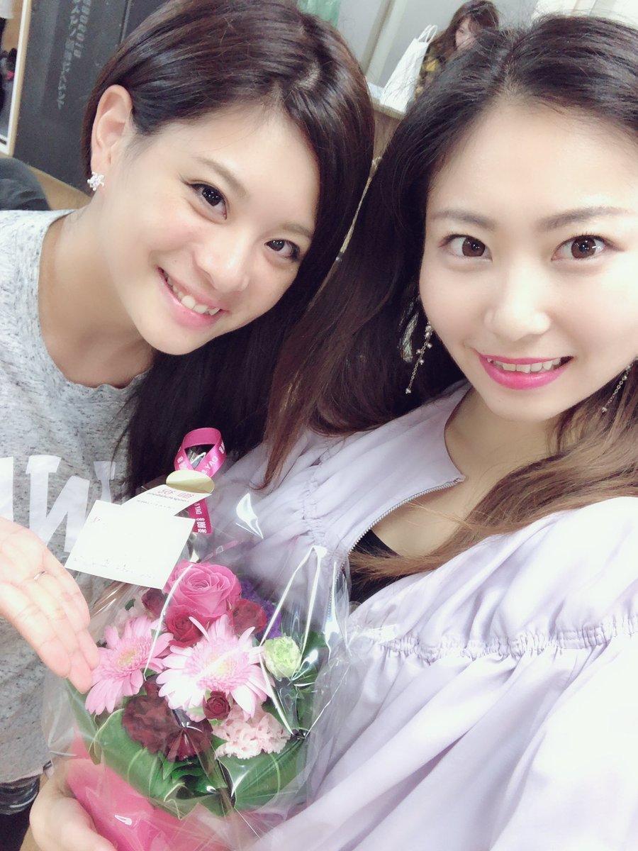 yuri_lum's tweet photo. FDQUEENZのメンバーからもスタジオ開校のお祝いいたたきました💕
のんちゃん、みっすんありがとう😊💕
そして
長年一緒に活動してくれた、けーちゃんと、gogo頑張ってくれてたAYANOがFDQUEENZを卒業して、それぞれの道に進むことになりました✨
今まで本当にありがとう♡
#FDQUEENZ https://t.co/pHepILh9Nh