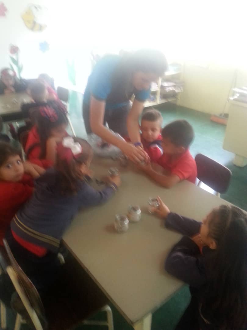 Niños y niñas de educación inicial  realizando el germinador con el apoyo de la docente especialista de Manos a Siembra #tachira <a href="/NicolasMaduro/">Nicolás Maduro</a> <a href="/BolivarianasZET/">Erika Varela Sayago Escuelas Bolivarianas</a> <a href="/Crazet2011/">Crazet2011</a> @MPPEDUCACION <a href="/charlychaves/">Charly Rojas Chaves</a> <a href="/Div_Ini_Pri_Esp/">Divi. de Niños y Niñas ZET</a> @psuvaristobulo @ZonaEducTachira