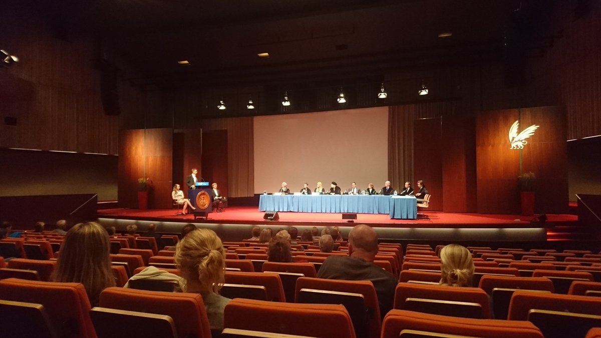 Our Quinten defending his PhD thesis on imaging and dynamic connectivity in MS. A great day to become a doctor! <a href="/quintenvangeest/">Quinten van Geest</a>