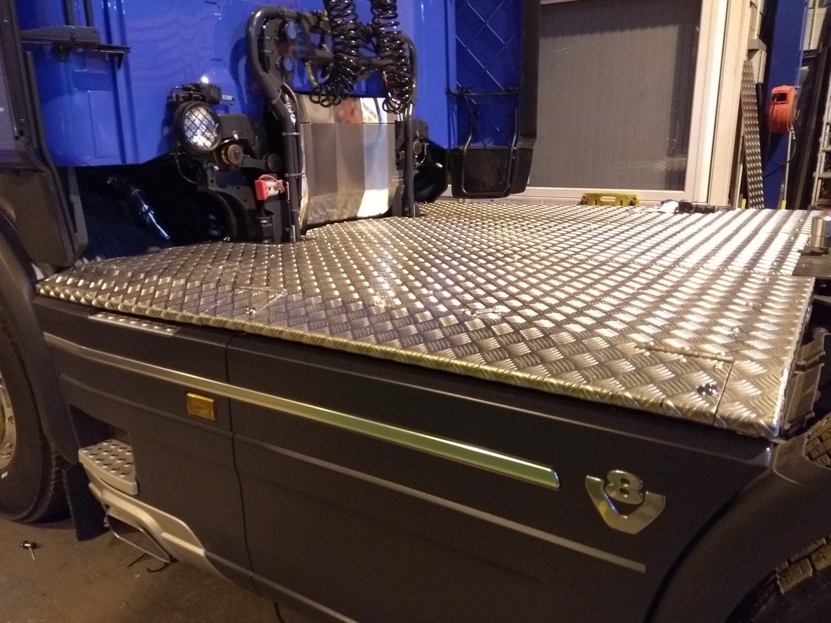 ThompsonsSandS's tweet photo. Scania V8 recently been in for checker plate cat walk custom built and fitted #Thompsons #Scania #V8 https://t.co/PkeFSj6do5