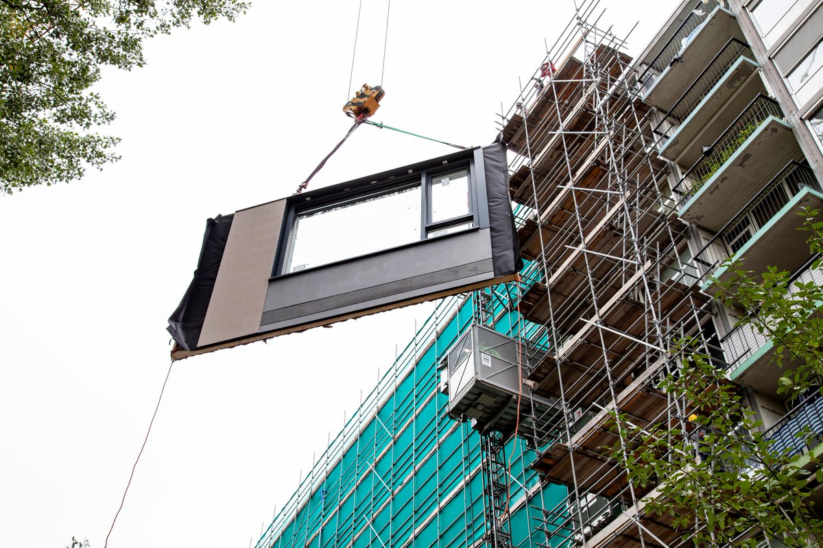 Een maand geleden zijn wij gestart bij de ACA-flats in Utrecht, Overvecht in opdracht van @Mitros ! De bouw is nu in volle gang en de nieuwe uitstraling wordt al zichtbaar. Wat een gaaf gezicht om te zien hoe de gevelelementen op hun plaats worden gehesen! Stay tuned...!