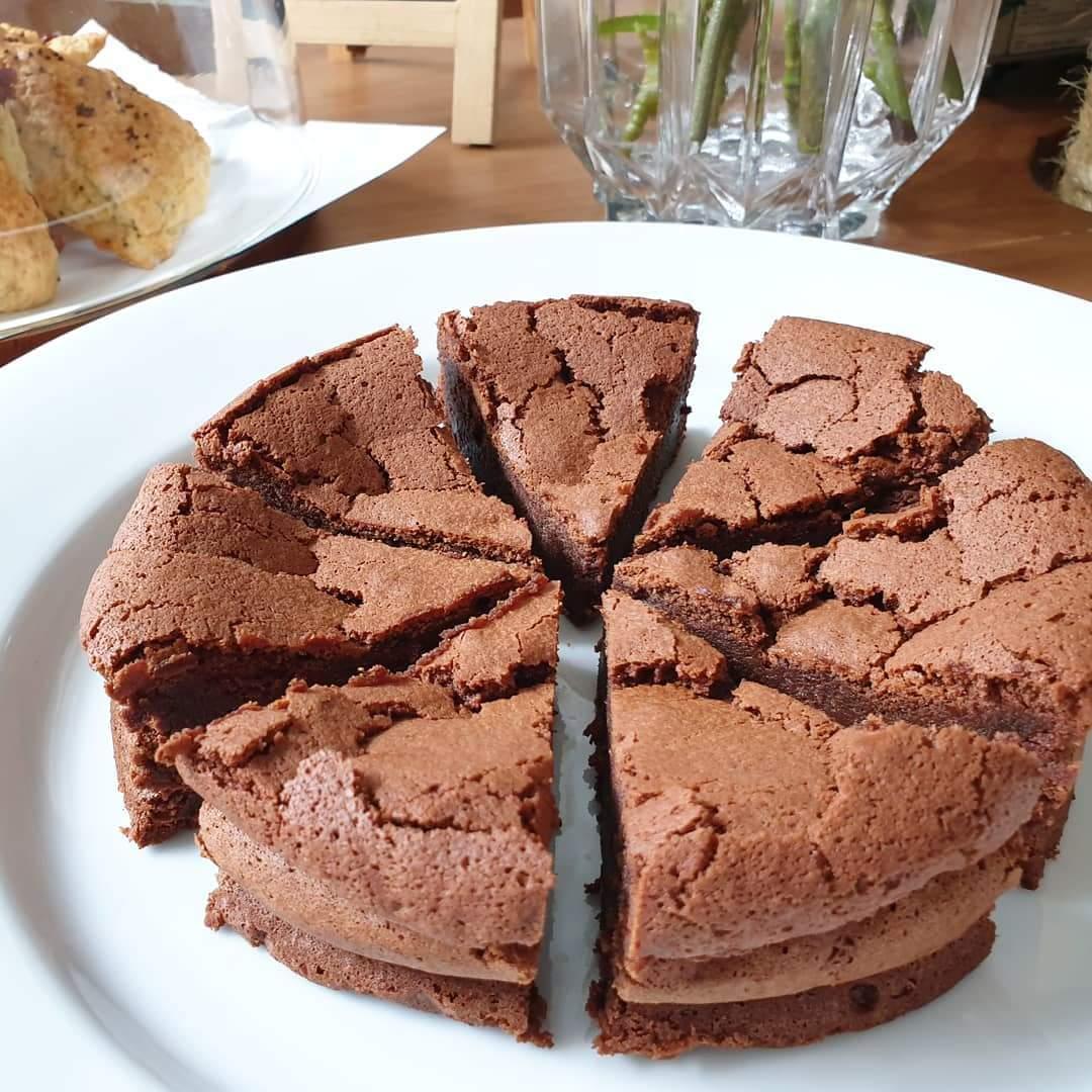 Poysian_jj's tweet photo. เค้ก Flourless Chocolate ,Cranberry, Orange Zest, งาขี้ม่อน, Orange Blossom Water.. สลัดผัก กาแฟ
เมนูที่ใครก็ต้องเคยกิน 'Ploy's Cafe' 😋
📍ติดริมถ.พระราม6 ข้างร้านช้อนเงินช้อนทอง ⏲เปิด 8.00-18.00 น.
#รีวิวคาเฟ่ #ployscafethailand #Ploymasterchef #masterchefthailand https://t.co/Zv0jI5i7mW
