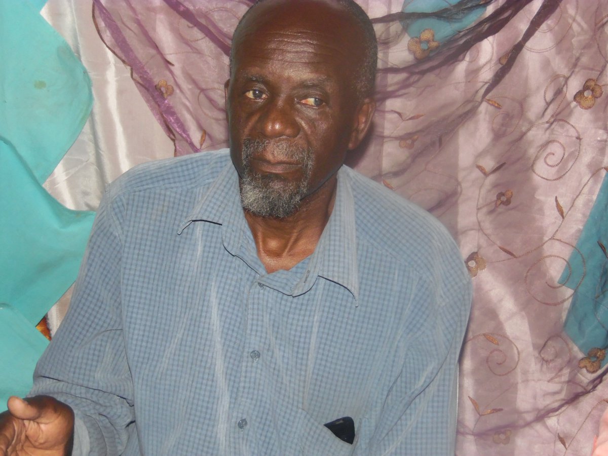 Musician Hosiah Chipanga addresses  participants at a post-election press club discussion held at the Carvery Restaurant in Mutare recently.