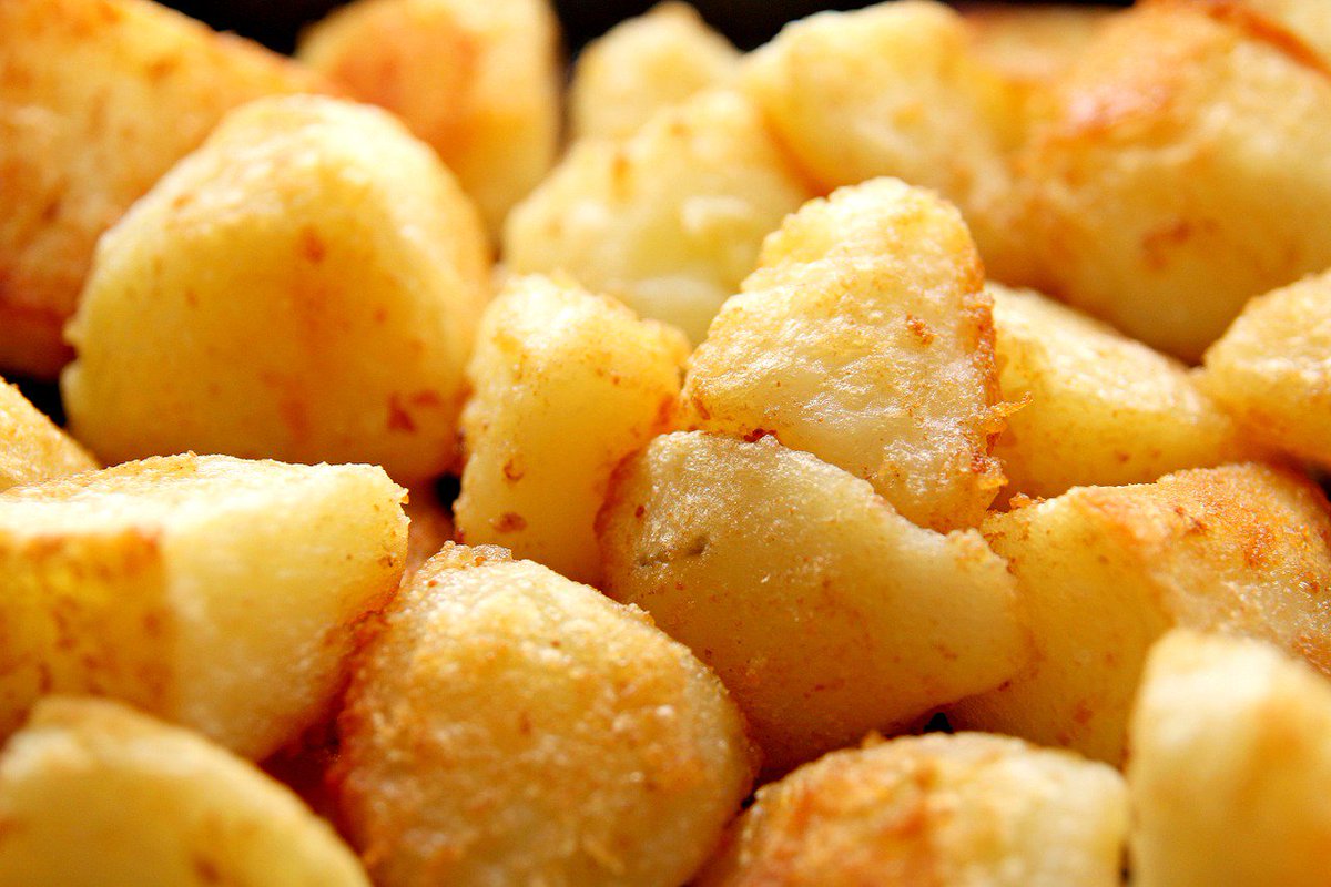 Bordbia's tweet photo. Learn how to make the perfect roast potatoes in time for your Sunday dinner this weekend, and #NationalPotatoDay tomorrow! Follow this link: https://t.co/jgrheoyxF4 https://t.co/HsfY4HxVcn
