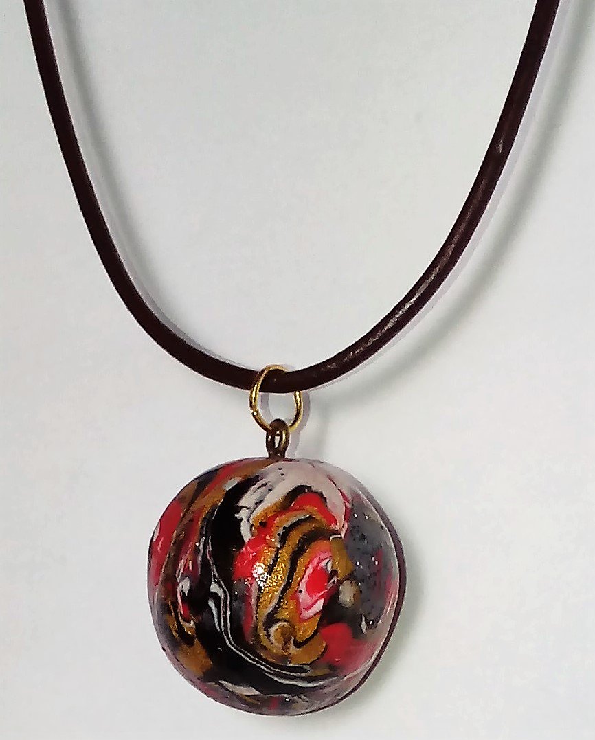 Geschenkewelt's tweet photo. KETTE MIT ANHÄNGER „BOLA ROJO“ #Halsschmuck für Sie oder ihn - Unikat mit handgeformter Kugel, Verlaufsfarben gold, rot, schwarz, weiß sind die Hauptfarben. https://t.co/g02E3Zb78l https://t.co/k3bjIQSyn8