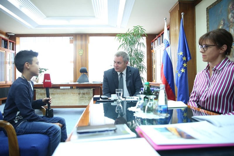 ZidanDejan's tweet photo. V sklopu #TedenOtroka se nam je danes pri delu v #DZRS pridružil #Tijan z ekipo @Svet_KanalA. 
V spomin sem mu izročil ustavo RS in njemu ter vsem otrokom zaželel vse dobro. https://t.co/zDjt9fnW90