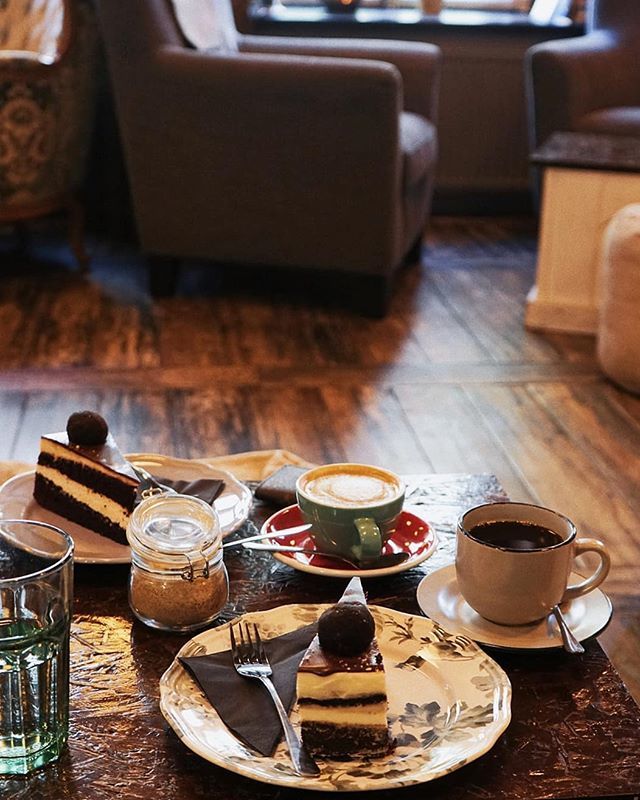 cwrcekk's tweet photo. Kafe, dortík a někoho, kdo půjde za mě do práce poprosím 😊 #throwbackthursday .
.
.
.
.
#tbt #kavarna #kavopicka #bookstagram #knihomol #coffeeplace #coffeelover #coffeeaddict #igerscz #coffeecornerbakery #coffeegram #sonygangcz #sonyalpha #vscoczech… https://t.co/PioOJxh20G https://t.co/OH88bISDy0