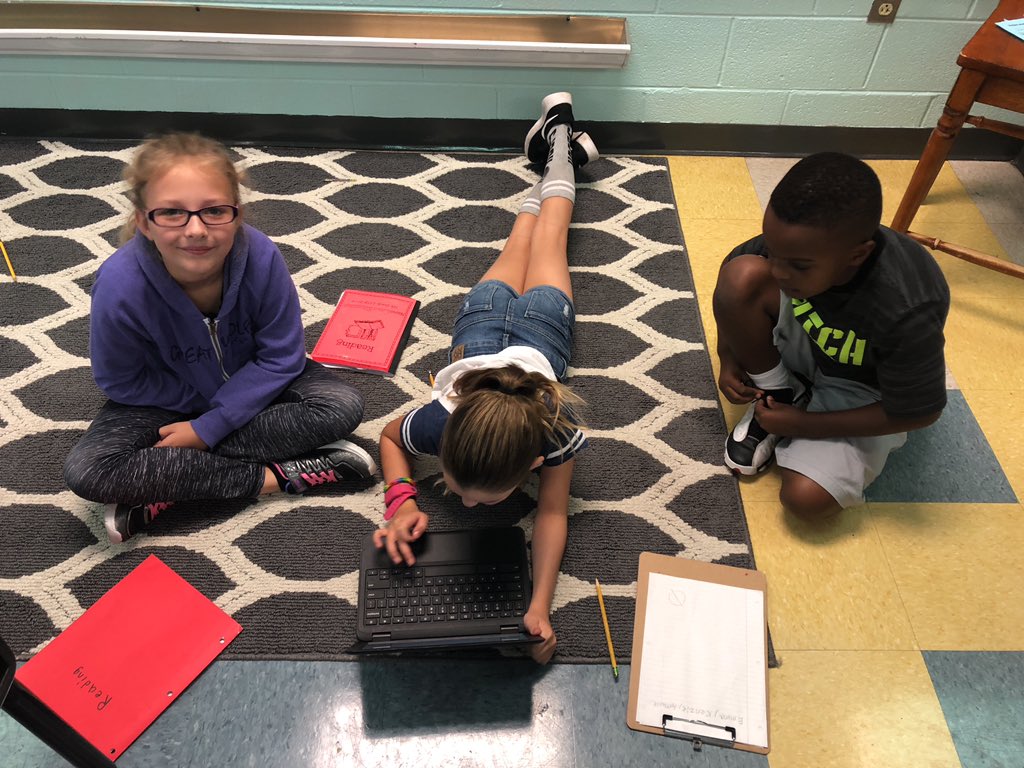 Jennifercluff3's tweet photo. Students collaborating to create Google Slide presentations on Synonyms &amp; Antonyms. #springrunfun.  #technologyliteracy https://t.co/CTs1Bd5YJG