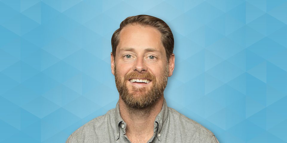 cderevel's tweet photo. "Être CEO d'une entreprise d'une personne et CEO d'une entreprise avec de nombreux employés exige des compétences similaires." Le PDG d'@Hootsuite @invoker nous donne sa vision d'un bon CEO 👉 https://t.co/r14Zea7dwP via @businessinsider #HootsuiteLife #SocialCEO https://t.co/Za9w2PLtz6