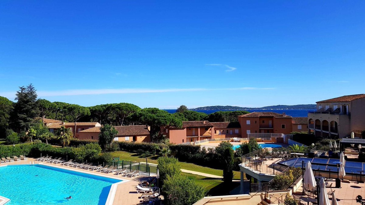 ArnaudLeRoux's tweet photo. Très heureux et honoré d’avoir pu intervenir lors des #DigitalDays de @BBhotelsFR à Sainte-Maxime ce matin. Je découvre depuis hier des personnes formidables et je vous remercie vraiment pour l’accueil que vous m’avez fait ! #goodsVibes ! #BnBhotels #Digital #TransfoNum https://t.co/t4dzKun2Ig