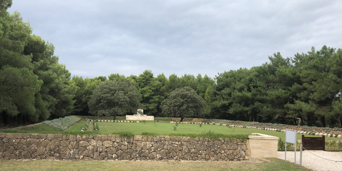 bnbgundogan's tweet photo. @CWGC @Tom_CWGC #EmbarkationPierCemetery today. https://t.co/fDEZYpd4KE