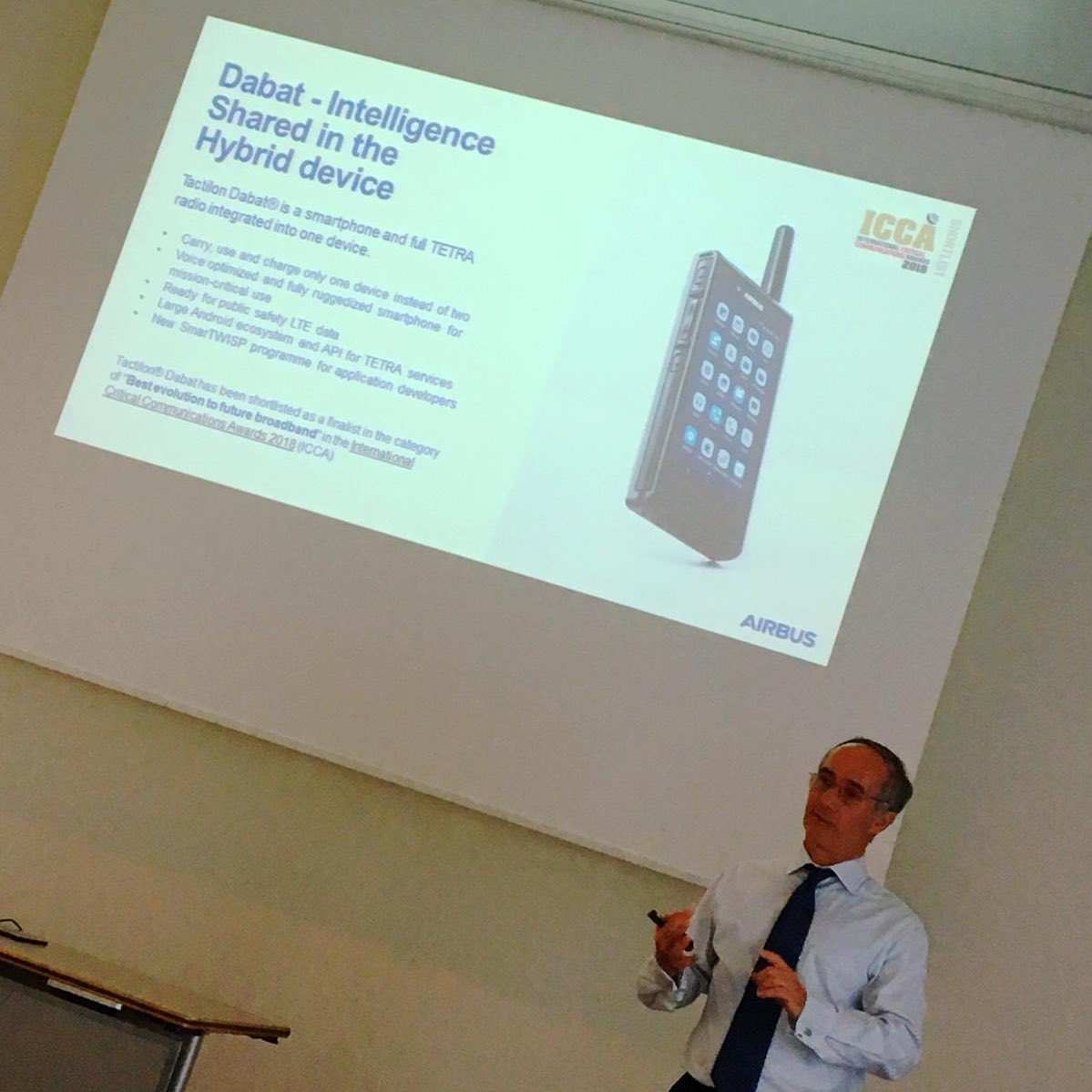 ProximusNXT's tweet photo. Pour répondre aux nouveau défis des services de secours et de sécurité, @Airbus propose un modèle hybride, combinant le monde #TETRA et le monde #smartphone : le Dabat© ! #CriticalCommunications #Tactilon #AstridDays2018 https://t.co/n41AvldZQW