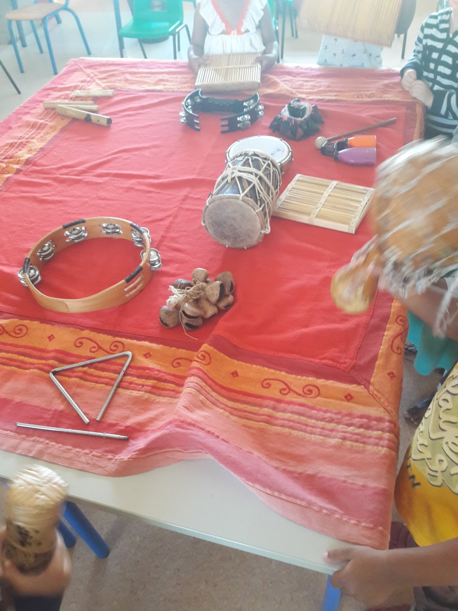IenSteSuzRun's tweet photo. Journée créole à l'école maternelle Marie-Aline WUATHION. Différents ateliers proposés : jeux traditionnels ( kadok, la roue, kapsil, course goni, lastik...), fruits et légumes lontan, contes, instruments de musique, moringue...@academiereunion https://t.co/HLPL3oKQzf