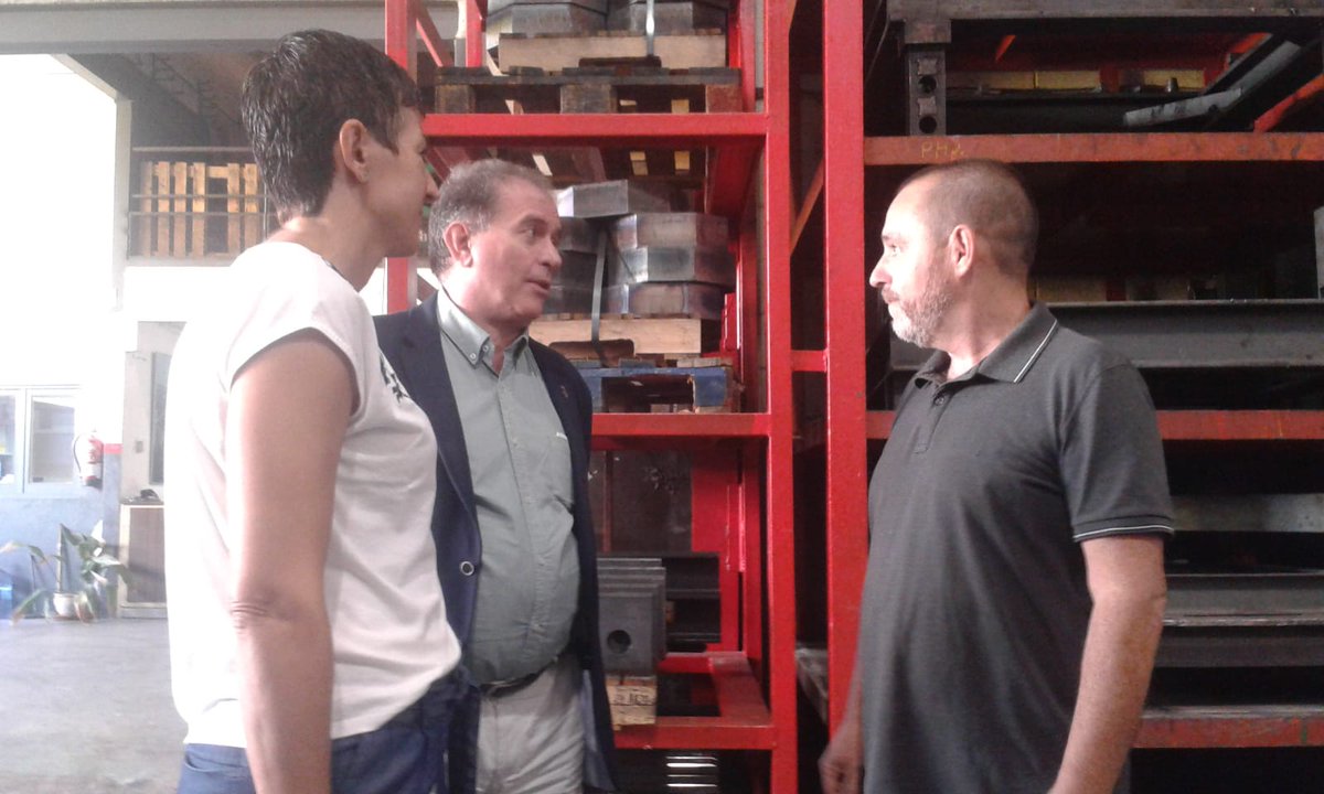 AjSantAdria's tweet photo. #SantAdrià alcalde @JCallauBartoli i regidora @promoeconomSAB Filo Cañete visiten les  instal.lacions de #REGRU empresa especialitzada en recanvis de grues https://t.co/Owv9g197im