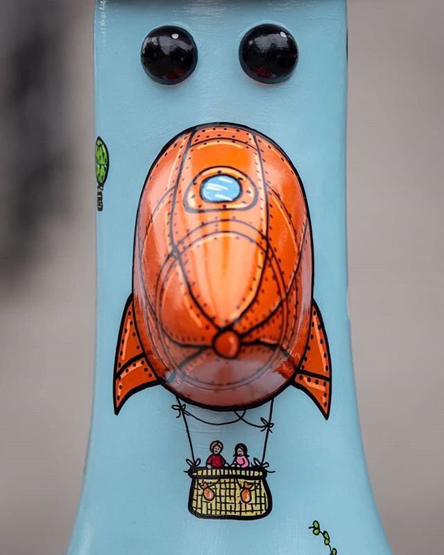 designeraimee's tweet photo. Still have a smile on my face ‘Light has a feather’ has gone for £20,500! 😱❤️🐧 All going towards the children’s cancer ward. @thegrandappeal https://t.co/VAfZ6pKzNF