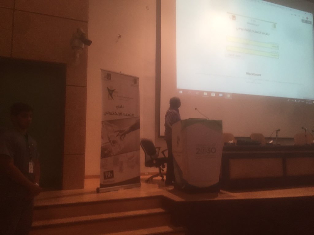 نظم نادي التعلم الإلكتروني بالتعاون مع عمادة التعليم عن بعد محاضارات عن التعلم الالكتروني بكلية العلوم التطبيقيه في المسرح وداخل احد القاعات الدراسيه التي القاها الدكتور شريف حسن منسق وحدة التعلم الالكتروني بالكليه