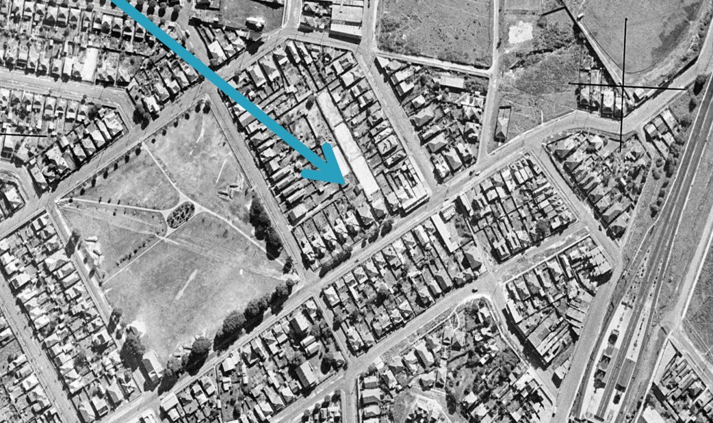 woodward_curtis's tweet image. The infamous resting place of St George's former home ground - Earl Park - built on the property of owner Lancelot Lewis Earl. This photo was taken in '43 with Arncliffe station to the bottom right. After Earl's death in 1940, the property was sold to a confectionery company.