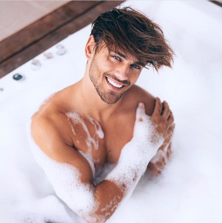 Antes de darle un besito a <a href="/TheHealerBoy/">Jared Lasswell</a> // después de dárselo.