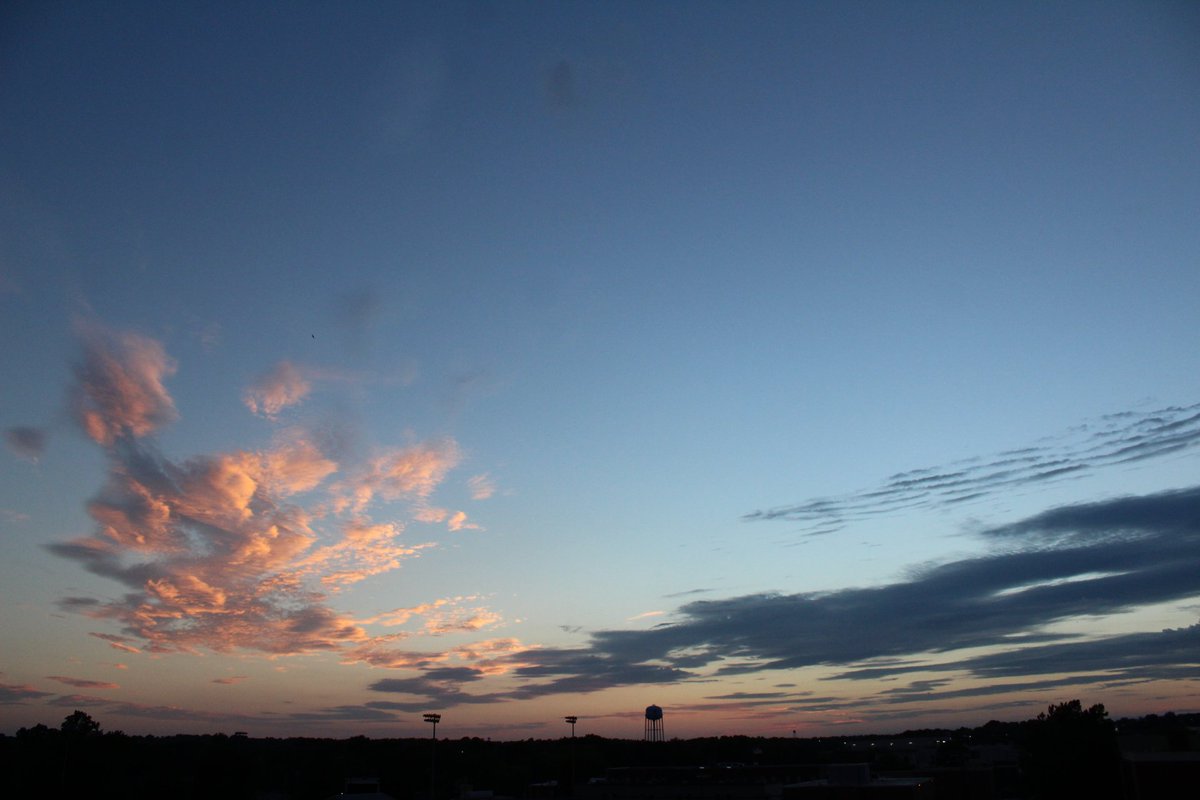CloudAppSoc's tweet image. RT @stormmom5: Pretty sunset tonight, 10-3-18, complete with #gravitywave #clouds from Hannibal, MO.  @NWSStLouis @NStewCBS2 @JoshCozartWx @KHQARich @KHQA @KHQATegan @spann @CloudAppSoc @sunset_wx @StormHour @WGEMStormTrakWx