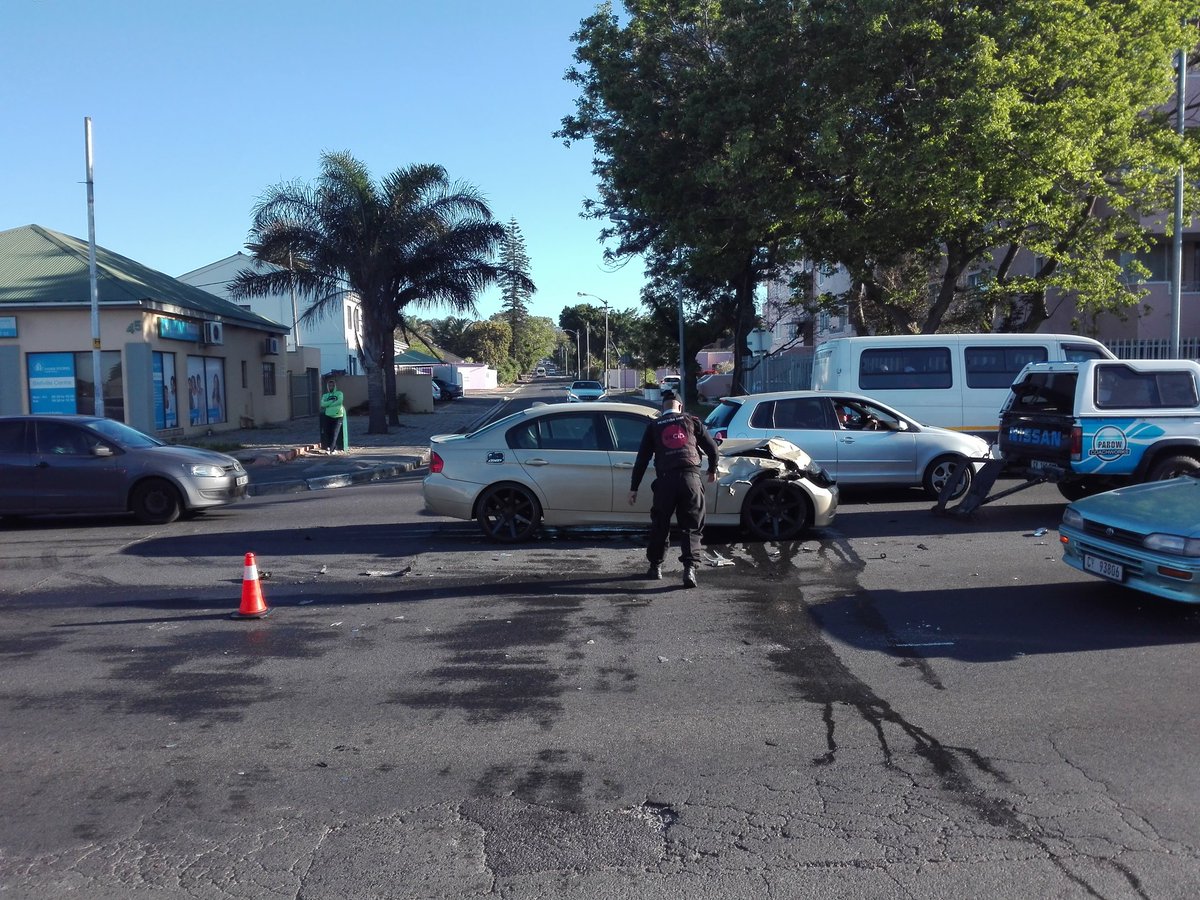 MVC Lincoln and Voortrekker 2 cars involved no injuries , traffic backed up in both directions <a href="/TrafficSA/">TrafficSA</a> <a href="/1SecondLater/">1Second</a> <a href="/ERSSA_WC/">ERS-SA</a> <a href="/EWNTraffic/">EWN Traffic</a>