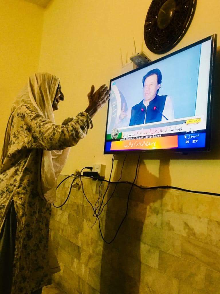 partisanOfKhan_'s tweet photo. Seriously I hv no words to comment on this picture..... bs itna kahoon gi k mera #kaptaan kitnae logon ki #umeedon ka sahara hae😢😢
Jis insaanbk sath #maon ki duaen hon wo hamesha kamiab hota hae
@ImranKhanPTI
#PMIK
Cutest picture on Twitter ❤💚❤🙇 https://t.co/pJRVBX6wTN