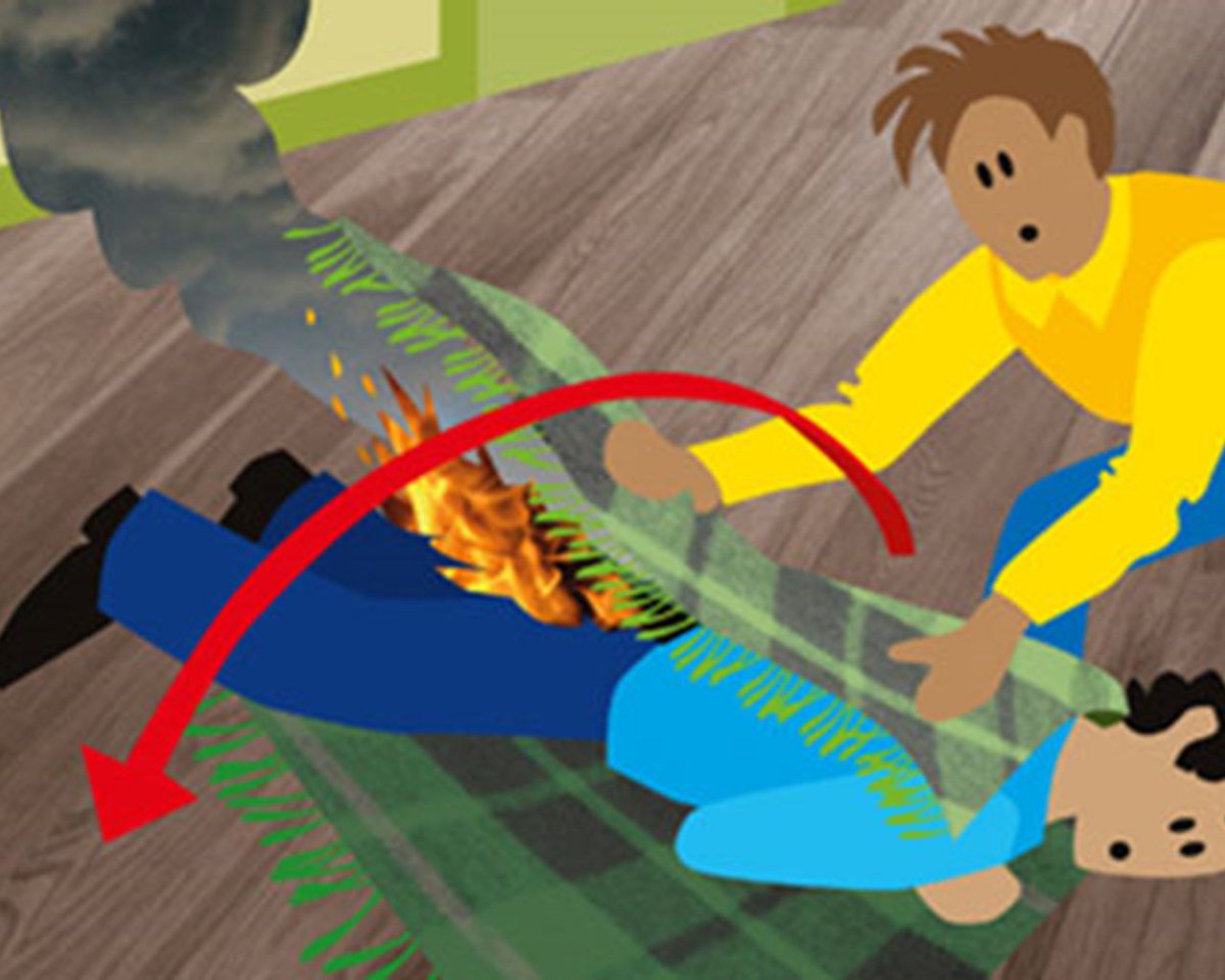 BrandweerTwente's tweet image. Wist jij dat jonge gezinnen de meeste kans lopen op brand in huis? In een gezin met kleine kinderen is er altijd bedrijvigheid. Dat maakt ook de kans dat er iets mis gaat groter. Tips om je gezin te beschermen tegen brand vind je hier: bit.ly/rozewolk-rookw…