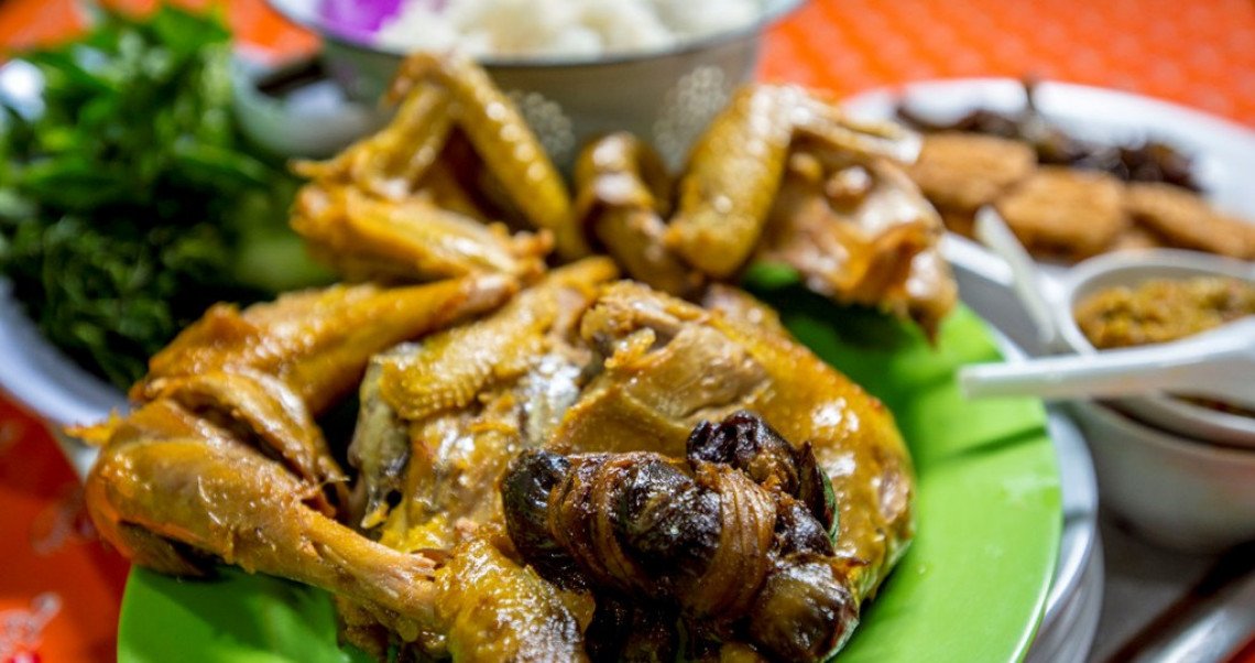 Ayam goreng khas Kalasan di timur Yogyakarta ini memang susah dilupakan. Daging ayam kampung empuk, manis gurih di tiap gigitan. Enak ni dinikmati saat istirahat dari acara festival KUSTOMFEST bit.ly/ayamkalasan

#PesonaKulinerJogja