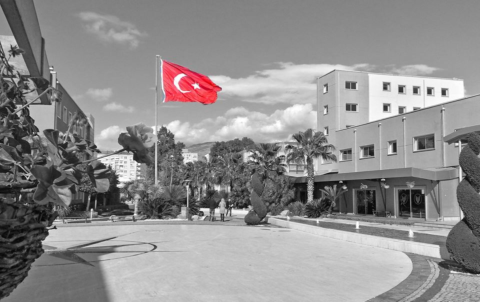 Yaşar Üniversitesi ailesi olarak Batman'da şehit olan dört Kahraman Askerimize Allah’tan rahmet, yaralı askerlerimize acil şifalar diliyoruz.