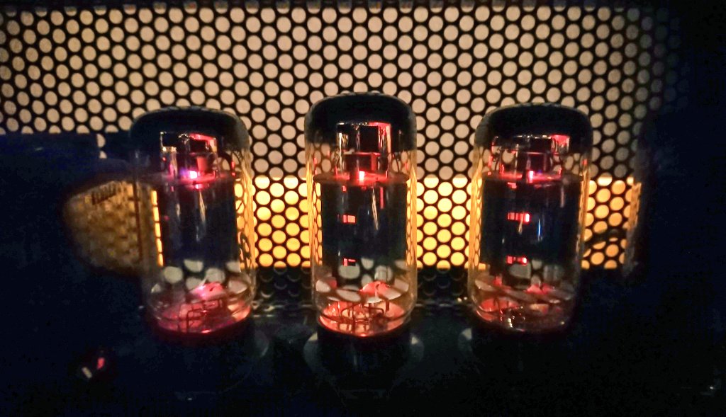 guita_rei's tweet image. 今日も灯してます。 #真空管女 #6L6