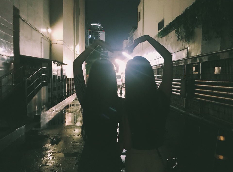 soojingod's tweet photo. ok but soojin &amp; shuhua rly went on a lil late night date together :((( https://t.co/oLEbdMN3EH