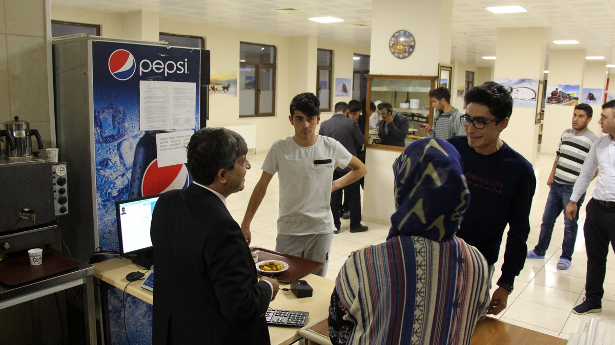 gsb kars yurtlari on twitter kurumumuz teftis kurulu baskani sayin cevat tas nuri pasa hasan harakani ve seref tasliova ogrenci yurdu mudurluklerimizde incelemelerde bulunup ogrencilerimizle sohbet etti https t co m2kmruenyi twitter