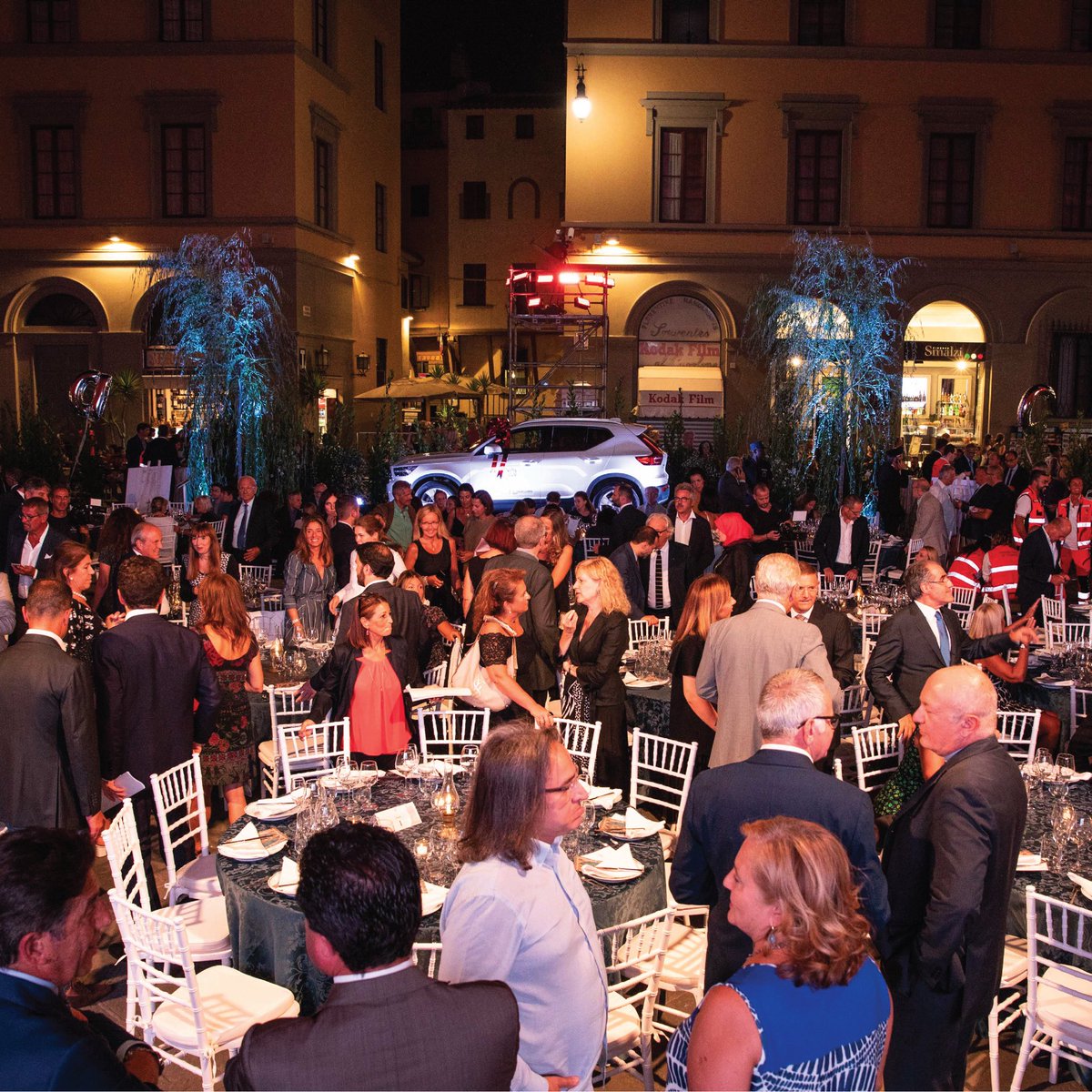 Non hai preso ancora i biglietti per la #lotteria #ilcuoredifirenze? In palio la nuova Volvo XC40 🎟 Vieni a vederla da vicino oggi alla @unicoopfirenze di Ponte a Greve