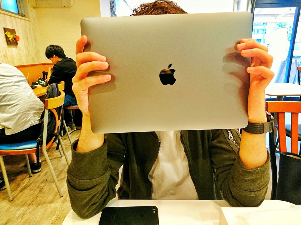 yousicc's tweet photo. MacBookpro買ったー！笑

ソフトとか入れたら
20万円くらいした！笑

まぁ作業はかどるしええわ！😏笑 https://t.co/4nz5fivwS6