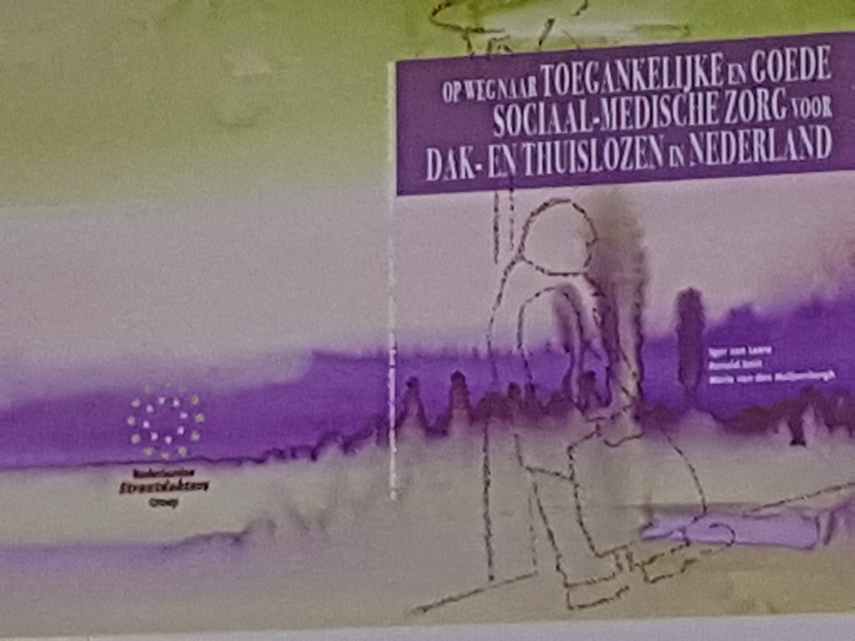 verenigvalente's tweet photo. Straatdokter Igor van Laere overhandigt rapport met onderzoek naar beschikbaarheid medische zorg voor dakloze mensen in Nederland aan Bas van den Dungen @MinVWS #isms2018 https://t.co/RoLaf9ZroC