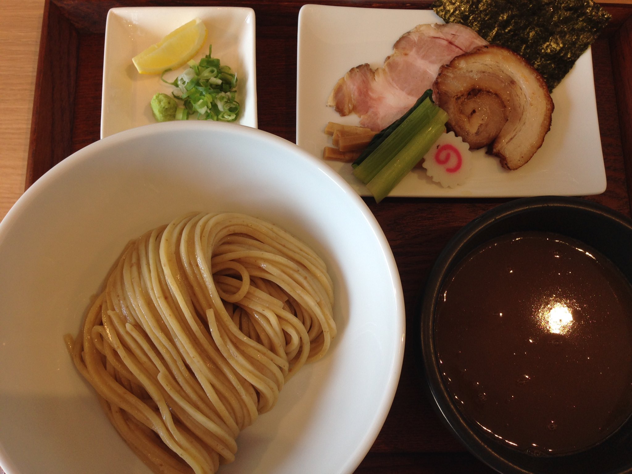 大和製作所名古屋営業所 歩く花 豊橋市 つけ麺 150g 750円 鶏だし醤油ラーメンと濃厚つけ麺という全く異なるタイプの2種類を提供するお店 つけ麺は太平打ちの全粒粉を配合したコシのある麺でつけ汁は油多め ほんのり魚介が香る 味変用のレモンとわさび