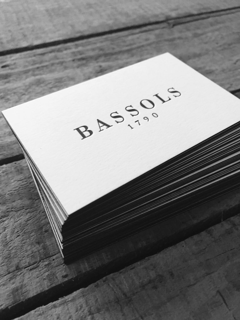 LetterCotton's tweet photo. Bassols y su equipo estrenaron antes del verano sus nuevas tarjetas con este resultado.  Impresión en Letterpres sobre papel Colorplan de 540 gr. y cantos pintados en negro. Nos encantan! #letterpress #print #edgepainting #cantospintados #businesscard  #letterpressprint https://t.co/fdkyODVkSK