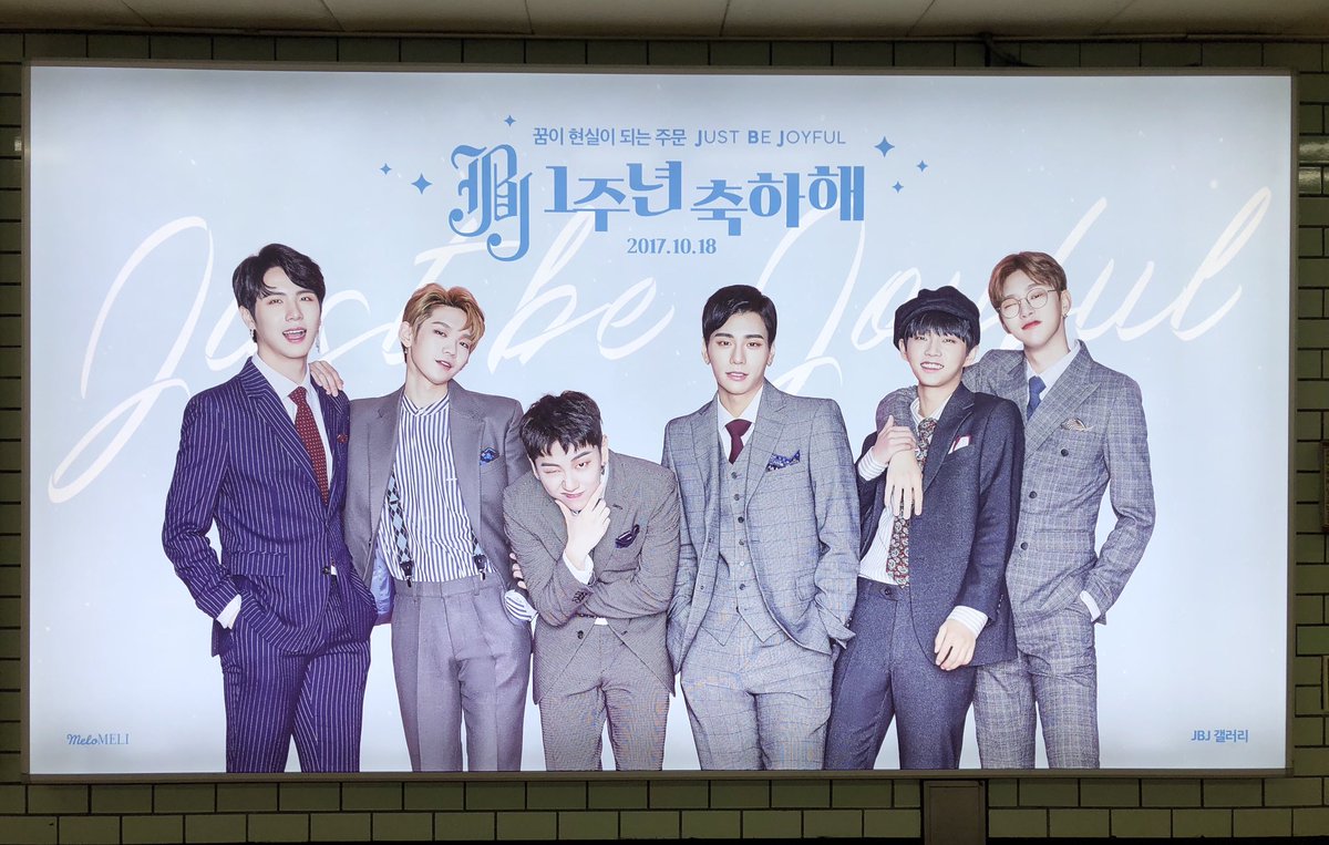 DC_JBJgall's tweet photo. 삼성역 B22위치에 광고가 걸렸습니다😖💕 실물로 보시면 훨씬 화질도 좋고 색감도 예뻐요! 10월 8일에도 하나 더 걸릴 예정이니 걸려있는 동안 많이 보러 와주세요💜💛

#JBJ https://t.co/k9Xwovd5vU