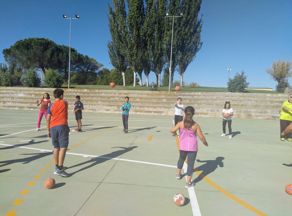 OrtegahOrtega's tweet photo. Celebrando la primera jornada deportiva #INTERCRA con #esgrima  #minibalonmano #rugby #futbol con los alumnos de quinto y sexto con diferentes CRAS de #LaRioja
@lariojaorg #edufis https://t.co/NykP6Wb8Vc