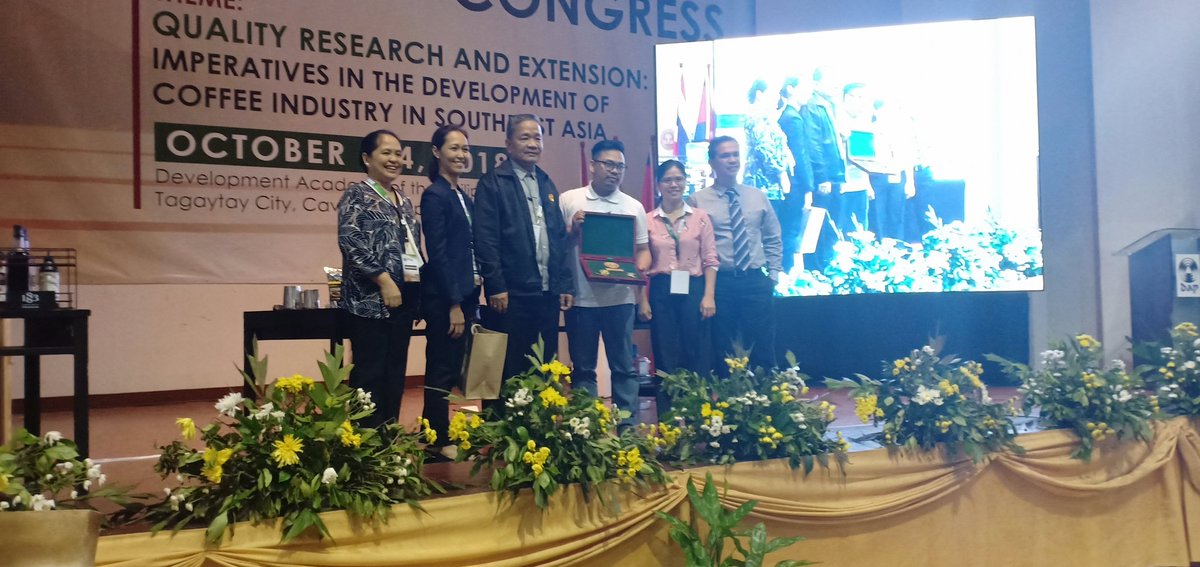 SEACEC1's tweet photo. Day 4: Plaque of Appreciation to Mr. Richmond Victor Ejanda with Dr. Hernando Robles and CvSU Vice Presidents. #SEACEC2018 https://t.co/tCN5pPEJpB