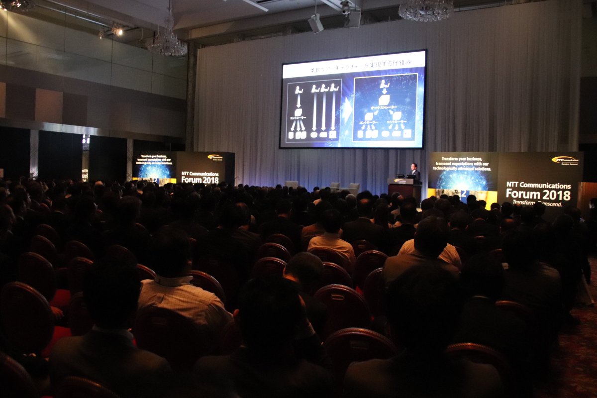 NTTCom3's tweet photo. NTT Communications Forum 2018の1日目がスタート！社長基調講演ではクロストークの特別ゲストとして狂言師、野村万作氏にご登壇いただき、満員御礼の大盛況でした。明日も引き続き開催します！
#野村万作 #NTT  #McLaren 
https://t.co/AG1rB2bznj https://t.co/dL3UX5pu2r