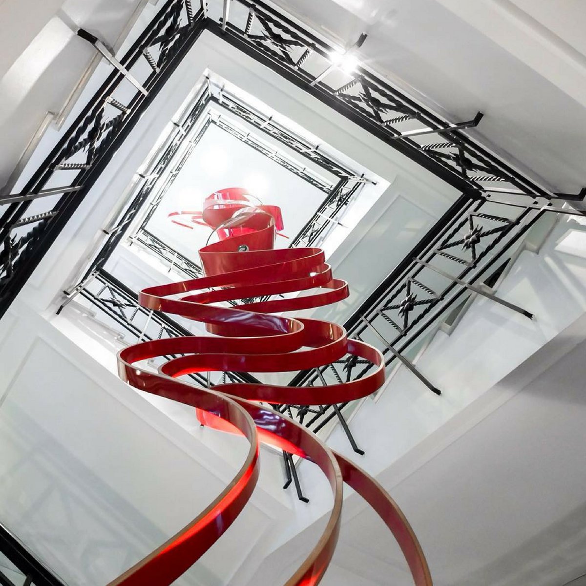 Escaleras que ascienden como una melodía prodigiosa. Bonita perspectiva de <a href="/ettisi/">あああん</a>